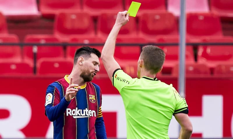 Tất Cả Các Luật Trong Bóng Đá Cơ Bản Nhất Cần Nắm Vững 4 Các hình thức phạt phổ biến trong bóng đá